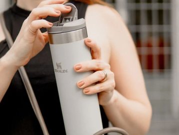 Compre uma garrafa Stanley e ganhe uma ecobag; saiba quais são os modelos disponíveis
