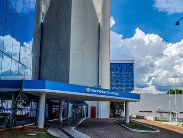 Mensagens falsas prometem devolver descontos ilegais no INSS; saiba reconhecer a fraude