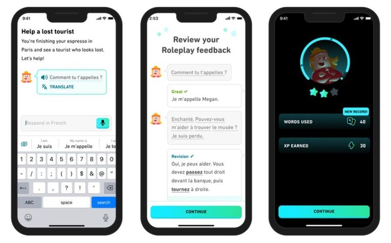trÊs celulares exibindo conteúdos do Duolingo Max no curso de idiomas