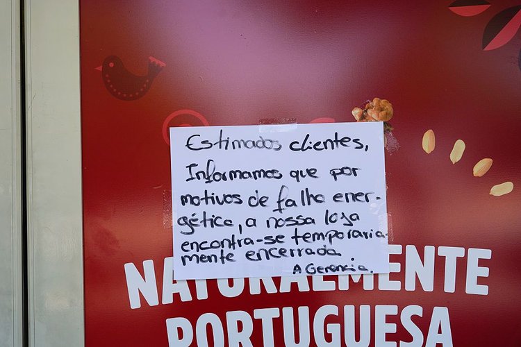 Foto de um aviso escrito à mão sobre a falta de energia