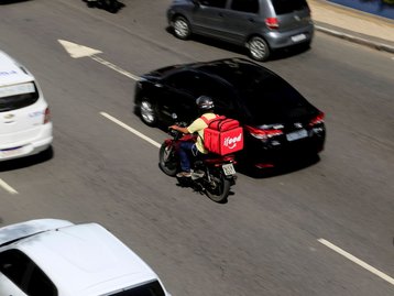 iFood reajusta taxa mínima paga aos entregadores; saiba qual será o valor