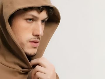 Roupas para o inverno: blusas de frio, moletons e calças Insider com desconto
