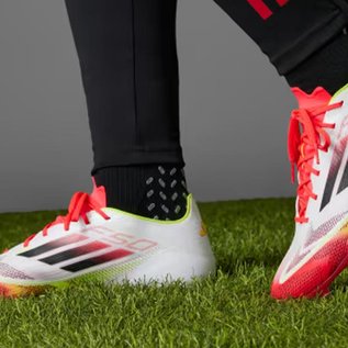 Imagem de Joga futebol? Confira 25 chuteiras Adidas com até 58% OFF na Netshoes