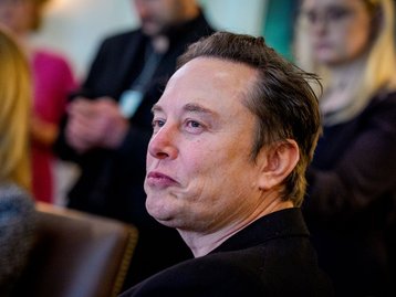 Tesla não quer substituir Elon Musk como CEO; empresa desmente
