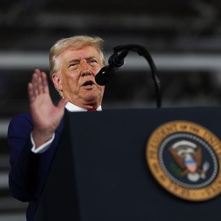 Imagem de 'CEOs de tecnologia estão beijando minha bunda', provoca Trump