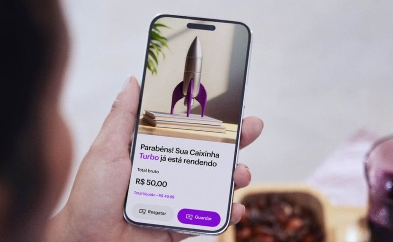 Uma pessoa segurando um celular com a tela da caixinha turbo do nubank aberta.