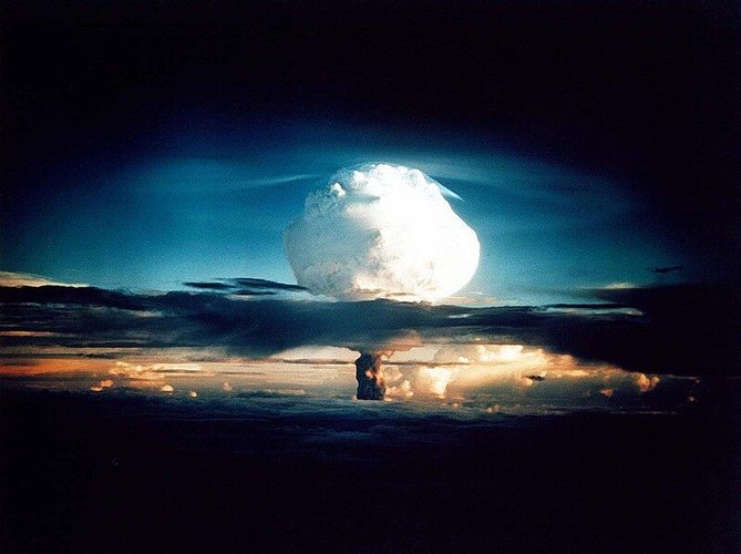 imagem-mostra-a-Explosão -da-bomba-H-durante-a-Operação-Ivy.jpg