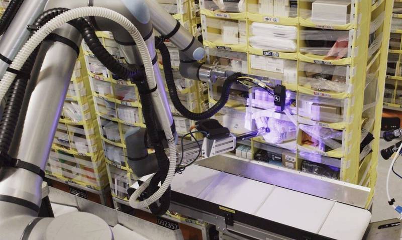 O Vulcan trabalhando em um centro de produtos da Amazon