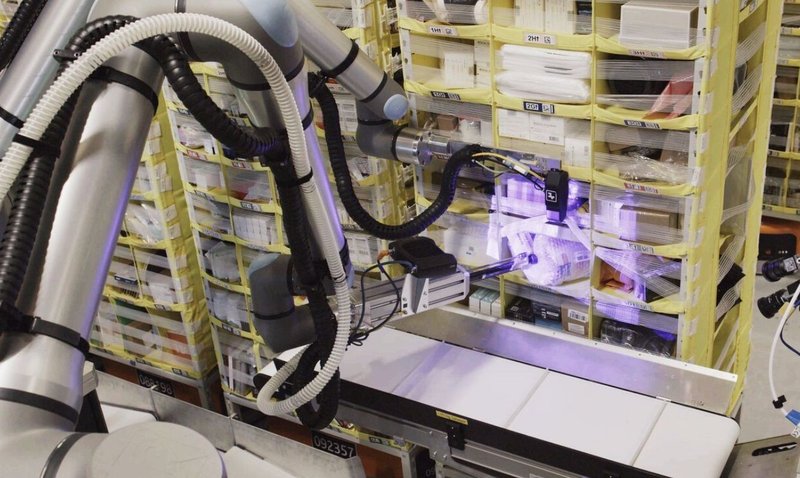O Vulcan trabalhando em um centro de produtos da Amazon
