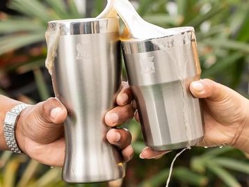 Copos e garrafas térmicas com desconto na Amazon; compre opções Stanley, Coleman e mais