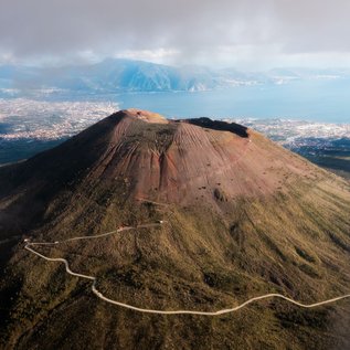 Imagem de IA desvenda mistérios de pergaminho de quase 2 mil anos soterrado pelo Vesúvio