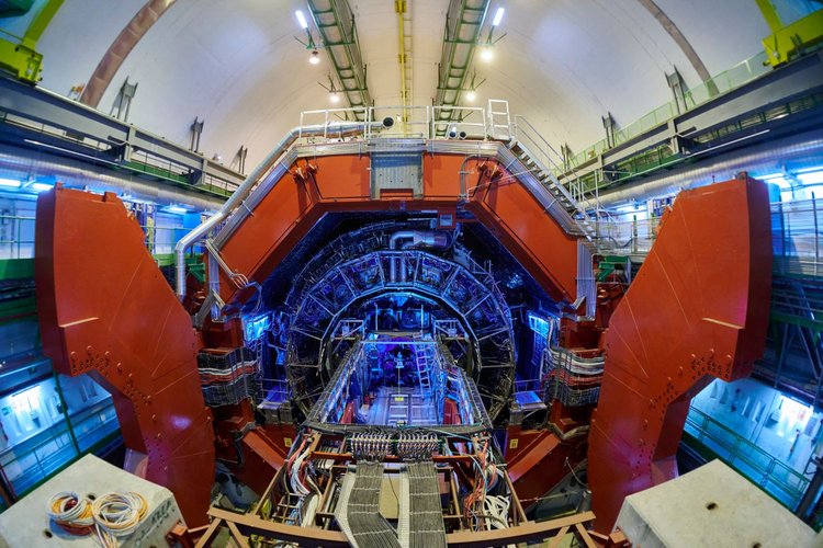 a-fotografia-apresenta-o-instrumento-alice-instalado-no-grande-colisor-de-hadrons-cern