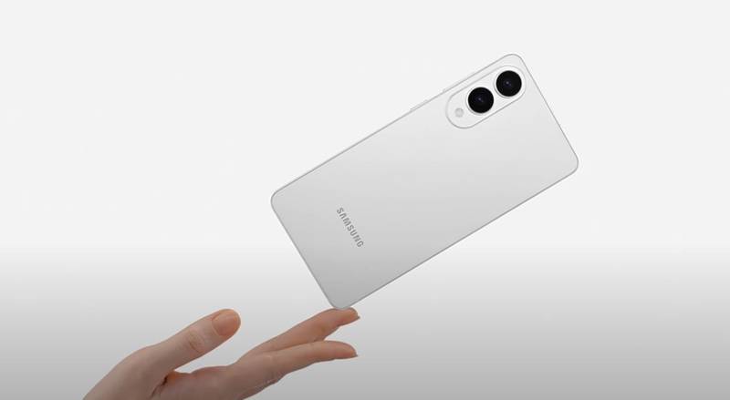 o galaxy s25 edge com um dedo humano tocando em uma das pontas