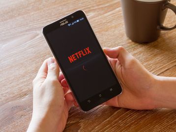 Plano com anúncios da Netflix faz sucesso: 94 milhões de usuários ativos mensais
