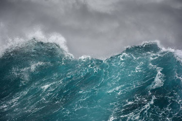 imagem-mostra-uma-onda-gigante-em-alto-mar.jpg