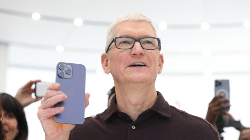 tim cook segurando um iphone