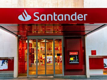 Santander lança "Alerta de Segurança" que interrompe transações durante chamadas telefônicas suspeitas