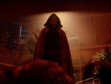 Quem é o vilão de Coração de Ferro? Conheça Parker Robbins, o Capuz
