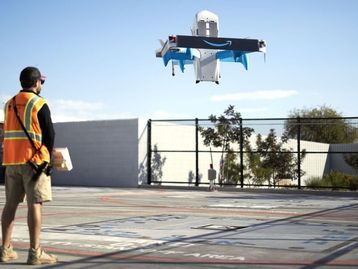 Amazon começa a entregar iPhones e Galaxy via drone nos EUA
