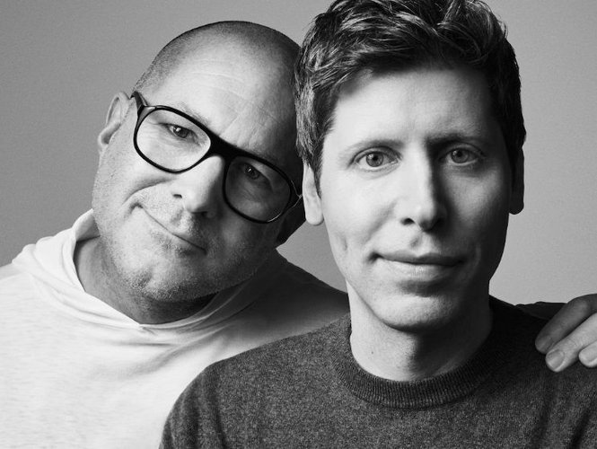 jony ive ao lado de sam altman em uma foto preto e branco