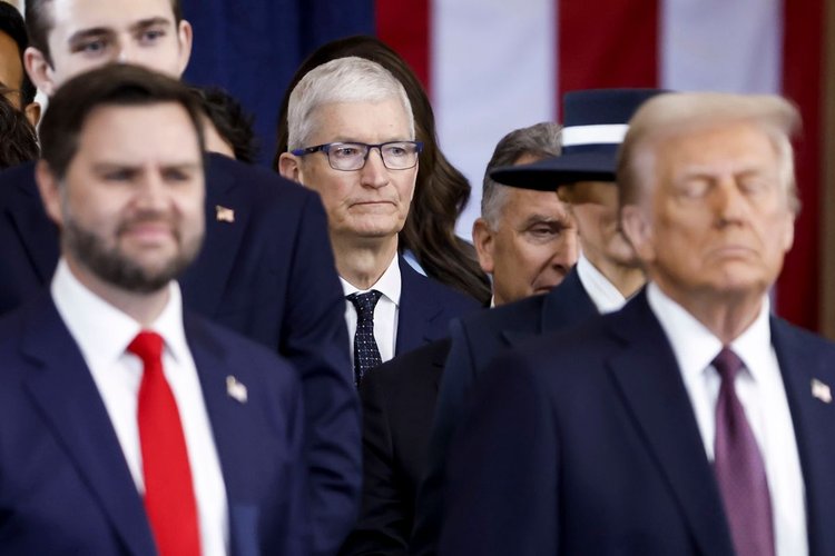Tim Cook ao fundo com um olhar preocupado, atrás de pessoas como donald trump e jd vance
