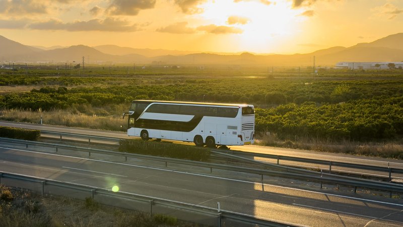 onibus-na-estrada-no-por-do-sol.jpg