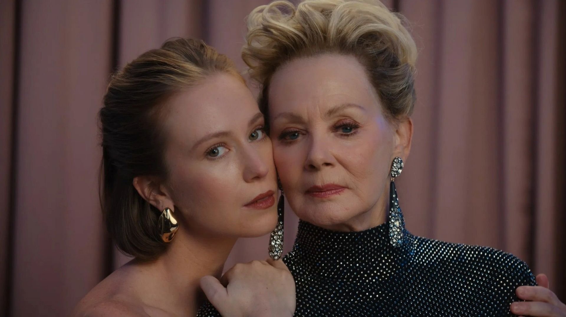 Quais séries do Emmy 2025 estão na Netflix? Veja onde assistir online no streaming Os indicados ao Emmy de 2025 finalmente saíram! Muitas das apostas já eram mais do que previstas, como a segunda temporada de Ruptura, a estreia de O Estúdio, a comédia Hacks mais uma vez batendo ponto, o surpreendente drama Adolescência e muitas outras. Algumas, no entanto, surpreenderam um pouco, como o drama Disclaimer, a comédia romântica Ninguém Quer, e muito mais. Hacks-Renovada-Temporada-5-HBO-Max.jpg