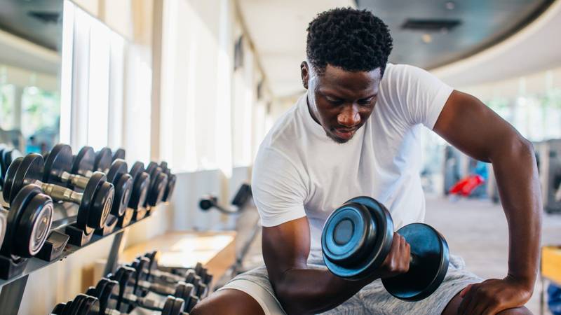 homem-em-treino-de-musculação-na-academia.jpg