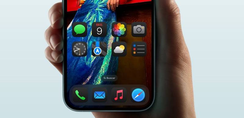 um iphone 16 com a tela ligada e ícones do ios