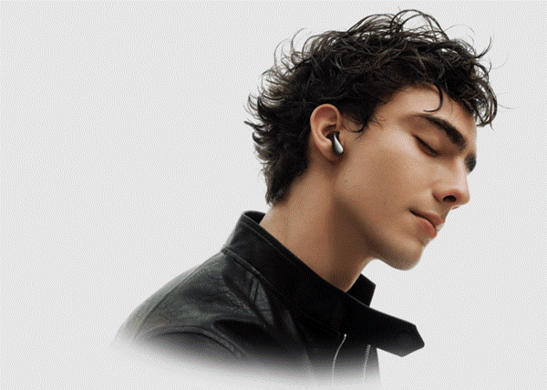 homem-branco-de-cabelo-preto-de-olhos-fechados-ouvindo-musica-no-fone-sem-fio-huawei-free-buds6