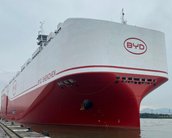 Maior navio de transporte do mundo traz 7 mil carros BYD ao Brasil