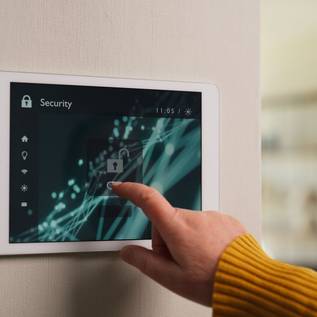 Imagem de Para que serve e por que é importante ter um monitor de casa inteligente? 