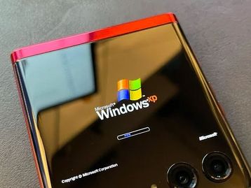 Alguém fez o Moto Razr 40 Ultra rodar o Windows XP; confira