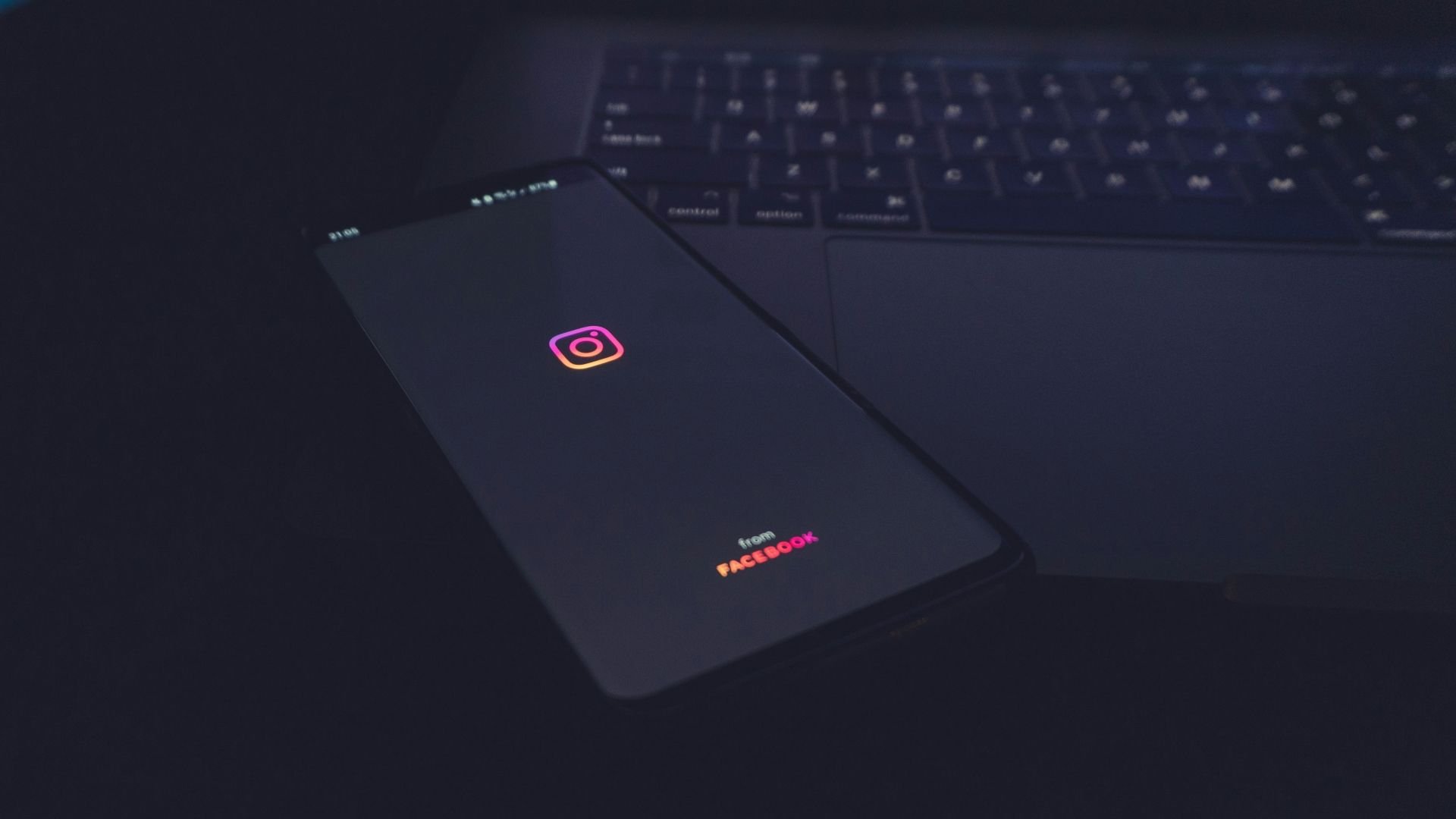 Instagram dedura quem vê seu Story mais de uma vez? O TecMundo investigou Os algoritmos que regem o funcionamento do Instagram ainda são, em grande parte, um mistério. A plataforma mantém sob sigilo os critérios usados para organizar o feed, exibir Stories inéditos ou — talvez o mais intrigante — ordenar a lista de visualizadores dos Stories. Recentemente, no entanto, o TecMundo se deparou com uma coincidência curiosa e parece ter desvendado parte do funcionamento dessa lista. Foto de um celular com a logo do Instagram