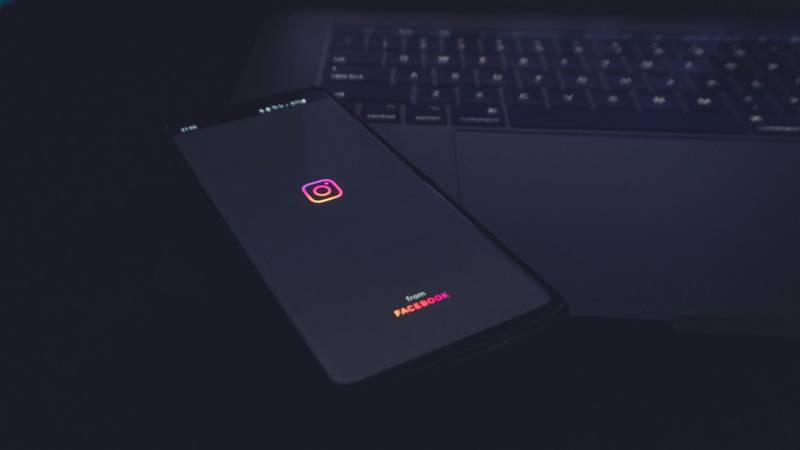 Foto de um celular com a logo do Instagram