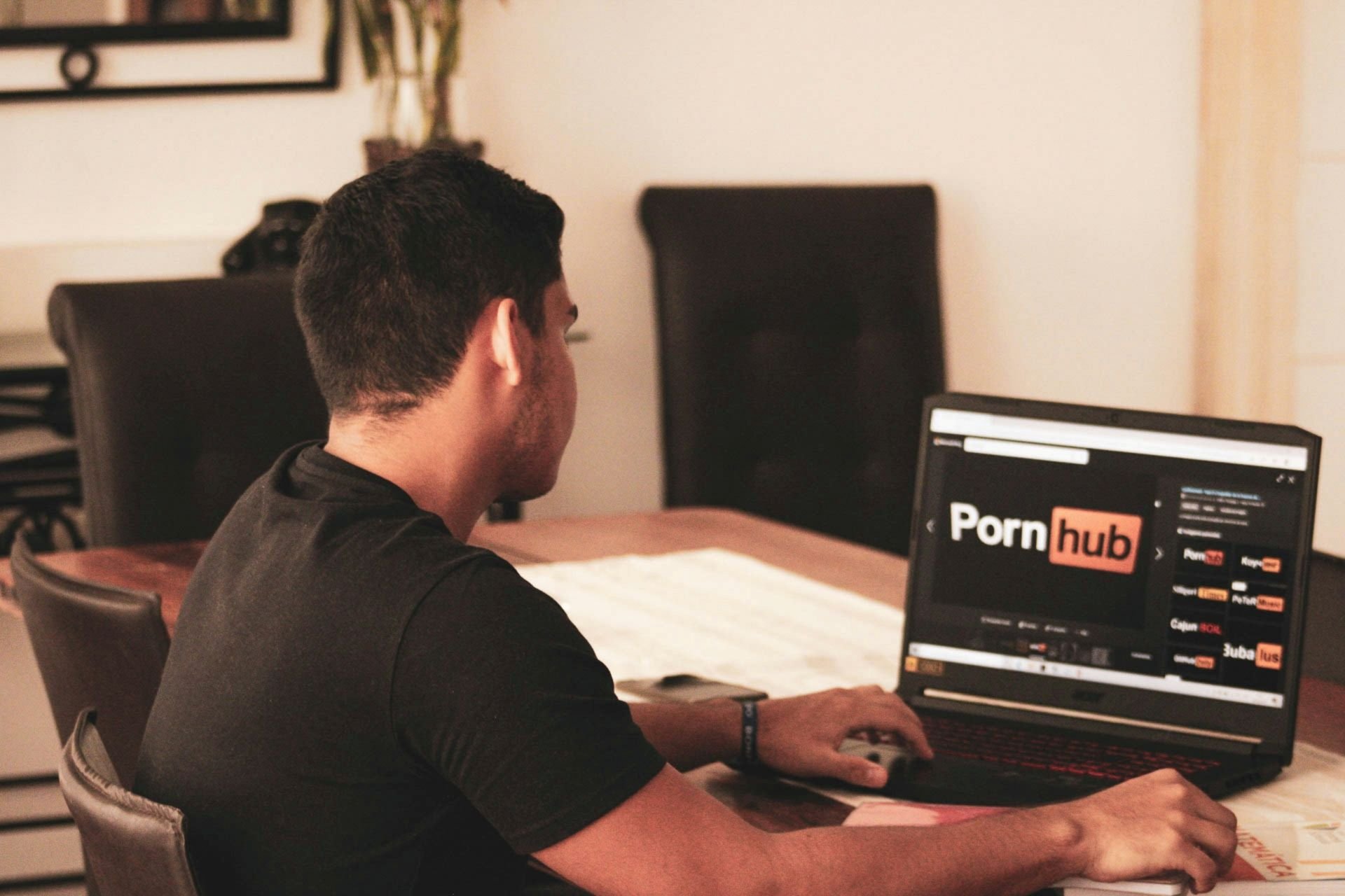 Pornhub e RedTube bloquearão acessos na França em protesto contra exigência do governo Pornhub e RedTube bloquearão acessos na França em protesto contra exigência do governo