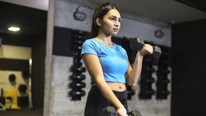 menina-adolescente-na-academia.jpg