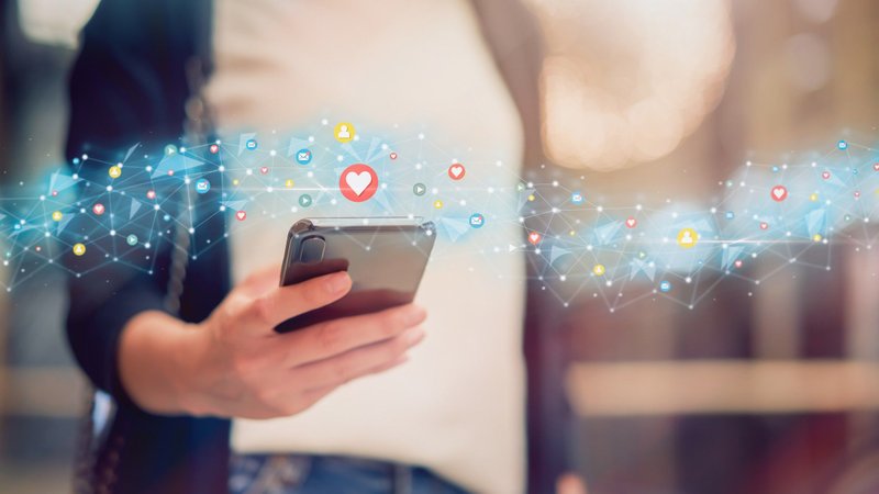 pessoal-acessando-as-redes-sociais-pelo-smartphone