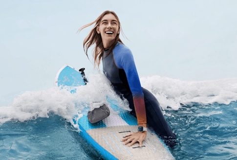 mulher-surfando-usando-o-smartwatch-huawei-watch-fit-4-pro