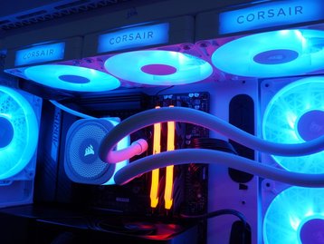 Corsair iCUE LINK TITAN 360 RX RGB vale a pena? Confira review do water cooler