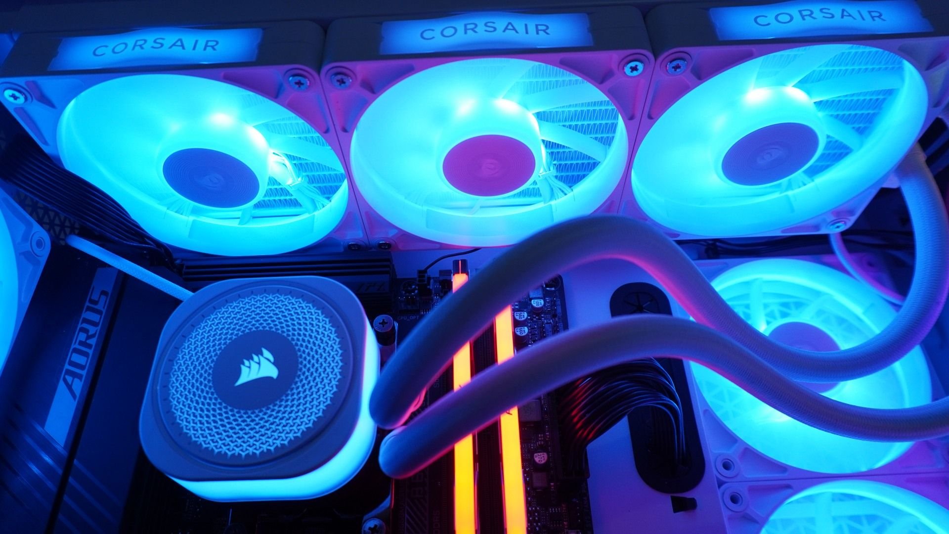 PC gamer com water cooler Corsair iCUE LINK TITAN 360 RX RGB