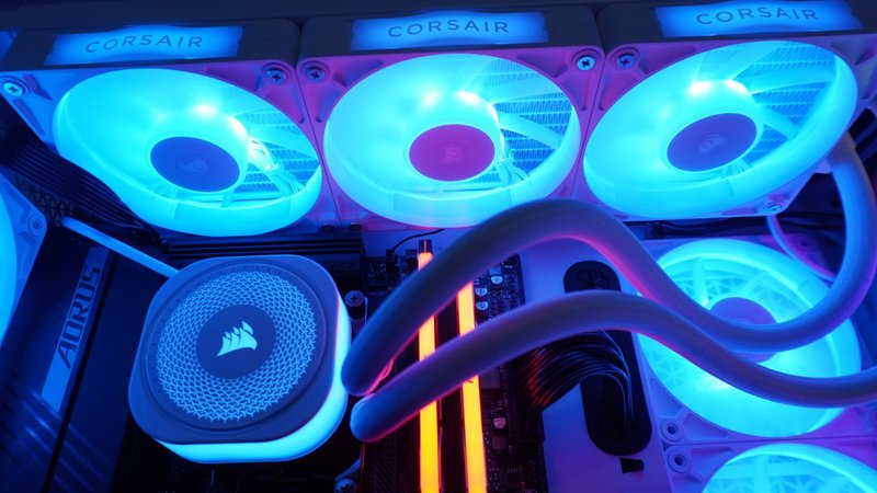 PC gamer com water cooler Corsair iCUE LINK TITAN 360 RX RGB