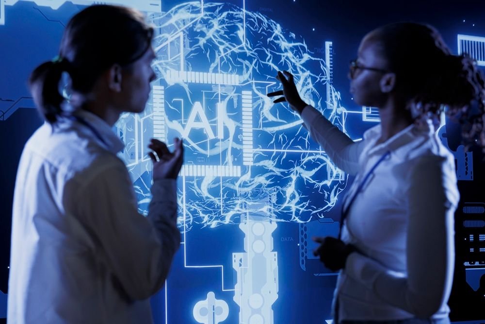 duas-mulheres-olhando-dados-de-um-sistema-virtual-de-IA