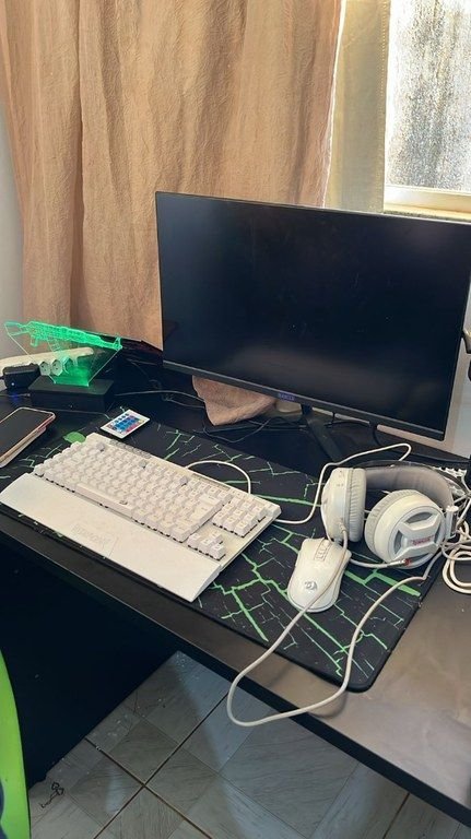 teclado-fone-de-ouvido-e-monitor-sobre-a-mesa