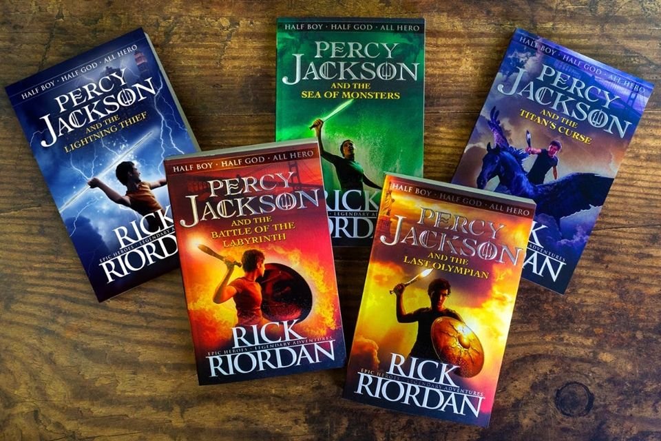 Percy Jackson e os Olimpianos: a saga que inspirou a série de TV A literatura juvenil é repleta de histórias marcantes, mas poucas conseguiram unir mitologia, aventura e representatividade como a saga Percy Jackson e os Olimpianos. Escrito por Rick Riordan, o universo criado pelo autor conquistou milhões de leitores ao redor do mundo e, mais recentemente, deu origem à série de TV produzida pela Disney+. percy-jackson-livros.jpg