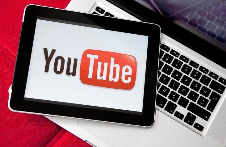 tablet-com-logo-do-youtube-em-cima-de-um-notebook