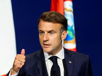 Após ataque com faca de adolescente, presidente francês quer proibir redes sociais para menores de 15 anos