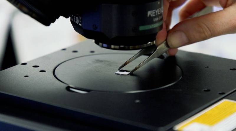 a-imagem-mostra-o-chip-que-foi-usado-para-criar-o-menor-violino-do-mundo