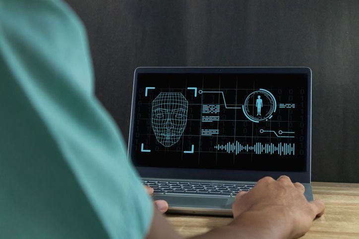 Curso ensina a usar IA para criar anúncios fraudulentos com imagens manipuladas Um curso online está ensinando os participantes a produzirem anúncios falsos de produtos que prometem emagrecimento rápido usando ferramentas de inteligência artificial, conforme denunciou o UOL no último final de semana. As propagandas fraudulentas trazem deepfakes de famosos como o médico Drauzio Varella. pessoa-mexendo-em-um-notebook