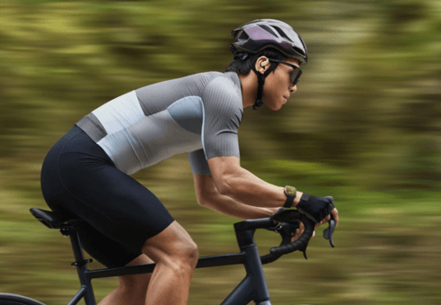 Ciclista com capacete e óculos usando um smartwatch da Huawei.